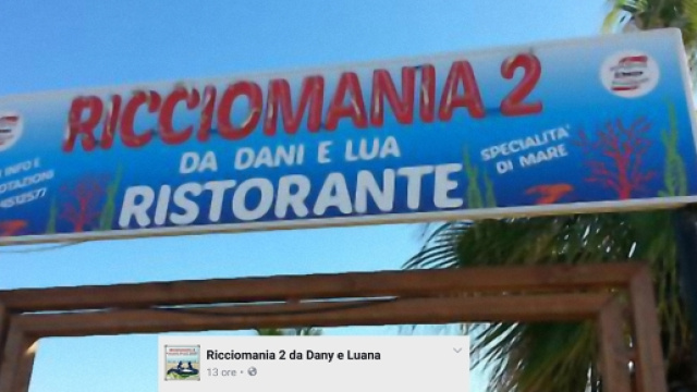 Nella foto piccola il messaggio apparso su Facebook nella pagina del ristorante sul lungomare del Poetto di Quartu.