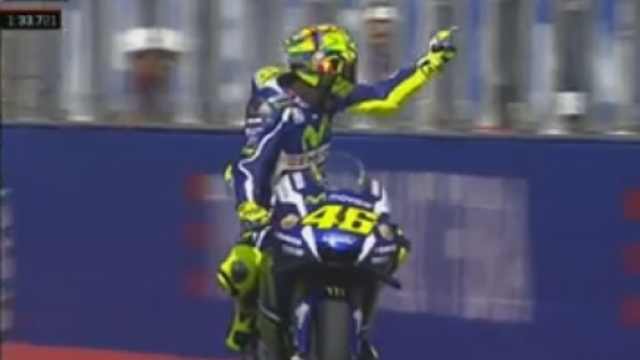 Valentino Rossi mostra il dito medio ad Aleix Espargar&oacute; - (frame video dalla pagina Facebook ufficiale "MotoGP")