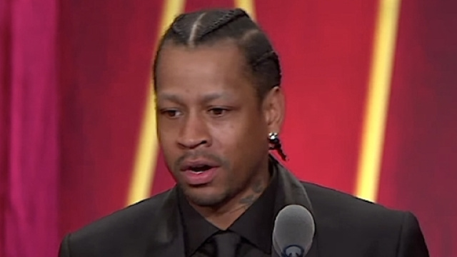 Allen Iverson, durante la cerimonia per l'ingresso nella NBA Hall of Fame.