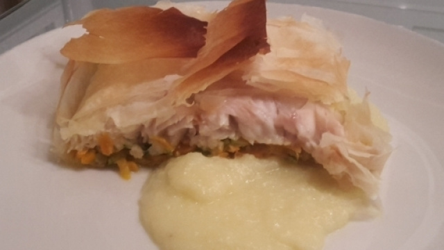 Filetto di pesce persico con julienne di verdure e purea di patate