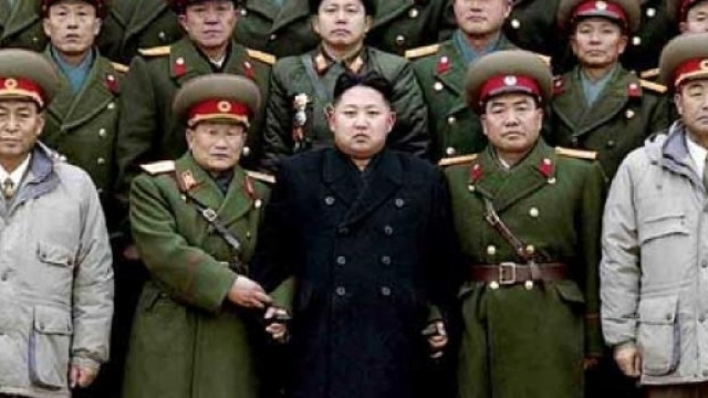 Il Leader supremo Kim Jong-un con alcuni dei vertici militari nordcoreani.