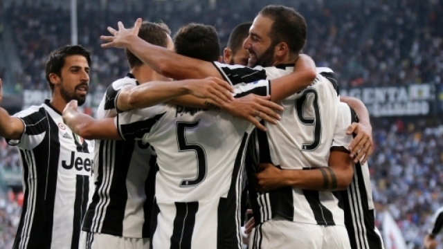 L,abbraccio dei giocatori della Juventus per la vittoria di sabato 10 settembre contro il Sassuolo