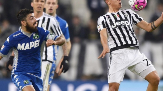 L'attaccante bianconero Paulo Dybala, contrastato dal capitano neroverde Magnanelli