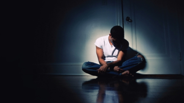 Persona in preda ad un attacco d'ansia.