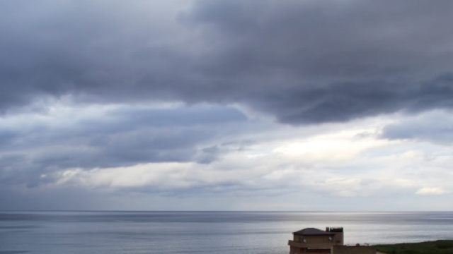 Un tipico cielo grigio sul mare