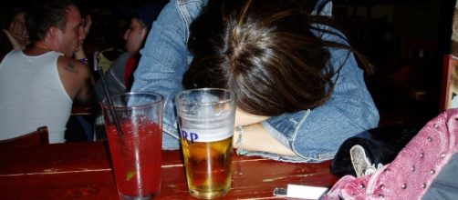 Entenda o que est&aacute; por tr&aacute;s da mulher que abusa de &aacute;lcool e drogas