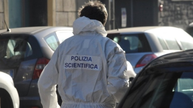 Firenze, esplode una bomba davanti a un negozio: ferito un ... - repubblica.it