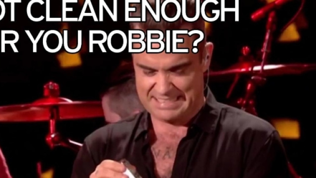 Robbie Williams tocca i fan e poi si disinfetta le mani