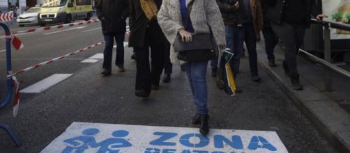 Carmena paseando por la zona peatonal de La Gran V&iacute;a