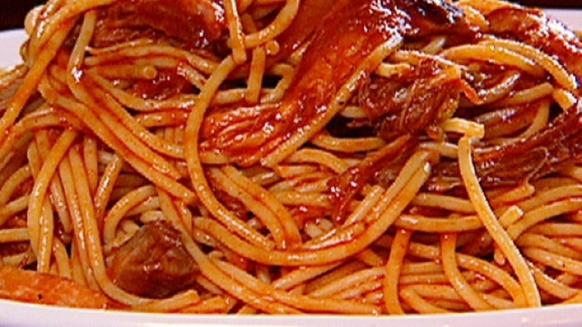 Un piatto di spaghetti ben conditi - foodnetwork.com