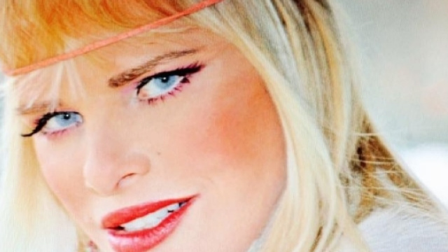 Cicciolina fa causa a Google: 'Nella scena col cavallo non ero io'.