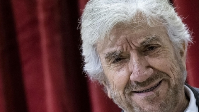 Gigi Proietti, dal teatro alla televisione, dove con "Cavalli di battaglia" ha montato il suo teatrino.