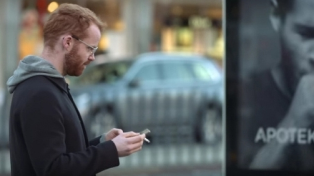 La farmacia svedese Apotek Hjartat ha distribuito cartelloni pubblicitari intelligenti Credits: Youtube/Apotek Hjartat