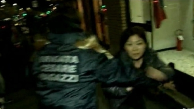 La titolare di un negozio di parrucchieri cinese aggredisce la troupe di Striscia