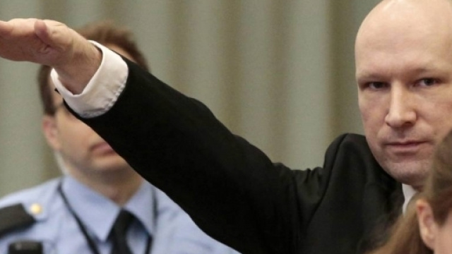 Norvegia, Breivik entra in aula facendo saluto nazista - Corriere.it - corriere.it