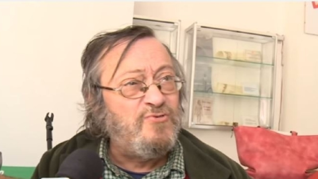 Riccardo Orioles durante un'intervista