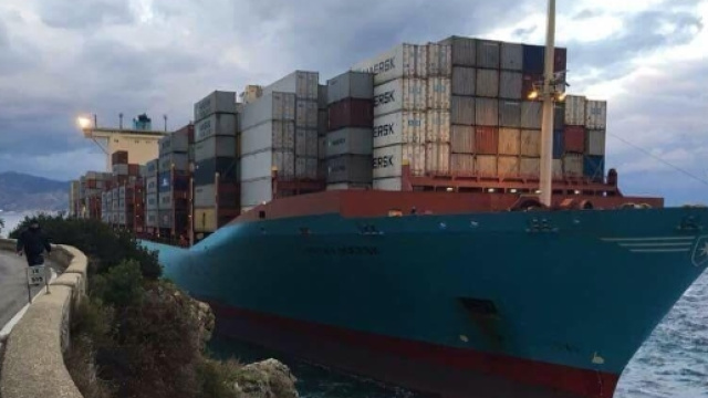 Solo un forte stupore per la nave danese incagliatasi sulla riva calabra dello Stretto - Foto di Massimo Bellantoni