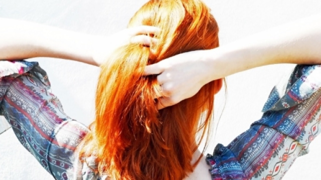 Una ragazza mentre si sistema i capelli