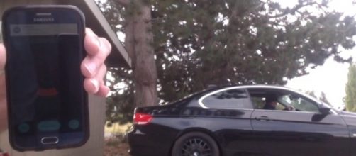 Smartphone &eacute; usado para dar o alerta sonoro ou receber as imagens da c&acirc;mera de estacionamento