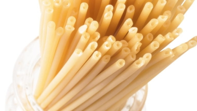 Bucatini freschi al pesto una tradizione genovese nelle tavole delle famiglie italiane