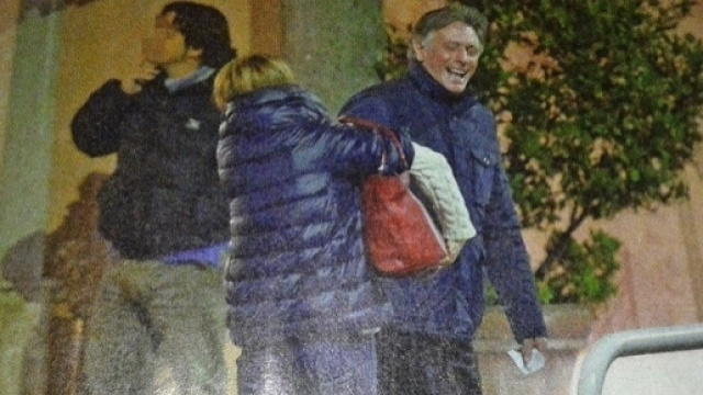 Giorgio Manetti sorride con una misteriosa dama