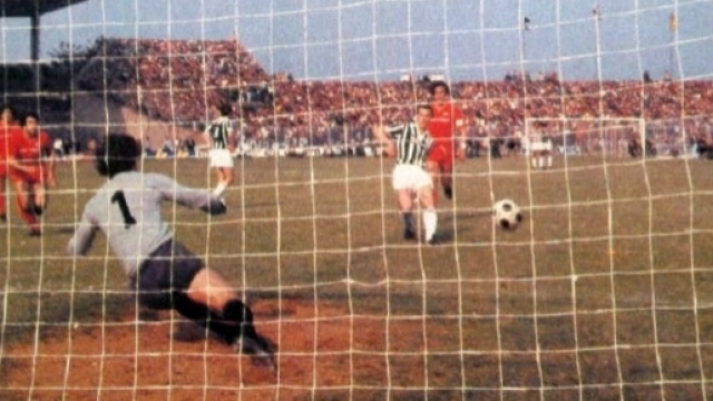 Il rigore calciato da Liam Brady a Catanzaro che consegn&ograve; il 20&deg; scudetto alla Juventus ai danni di una grandissima Fiorentina