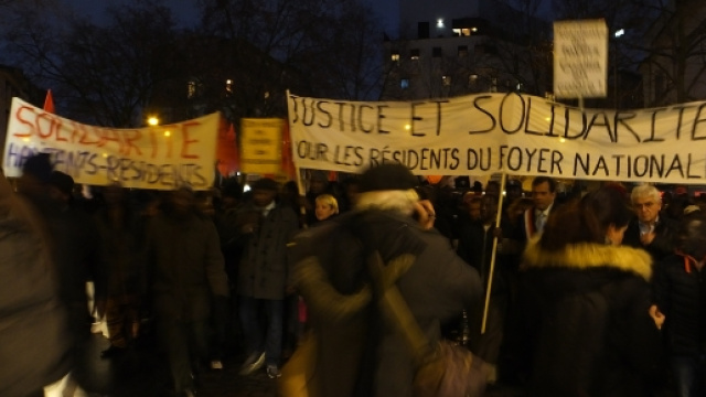 Les manifestants d&eacute;filent mardi dans les rues de Boulogne Billancourt pour d&eacute;noncer l'incendie ayant entra&icirc;n&eacute; un mort, deux bless&eacute;s graves en 2016