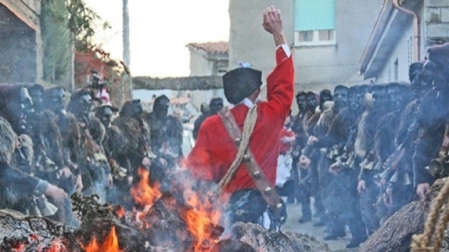 Sfilata dei Mamuthones e Issohadores attorno al fuoco