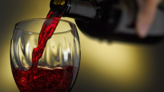 Vino prima della cena fa ingrassare: si sente pi&ugrave; fame