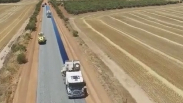 I lavori della stesura dell'asfalto sulla Airstrip Road nella contea di Moora