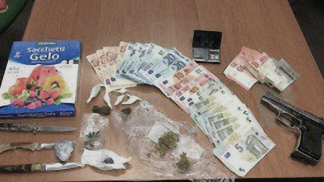 La droga sequestrata dagli uomini della Squadra Mobile della Polizia.