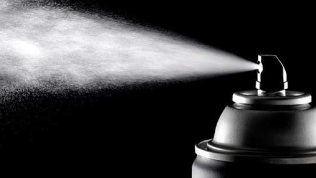 Scambia spray al peperoncino per profumo e lo spruzza in classe