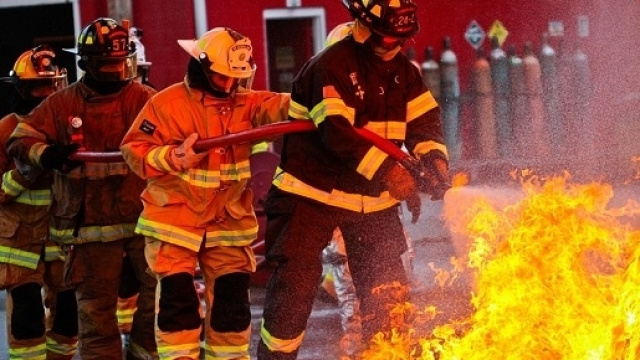 Vigili del Fuoco in azione durante un rogo