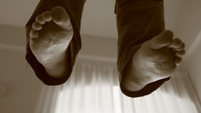Agrigento, giovane si suicida gettandosi dal balcone ... - infoagrigento.it