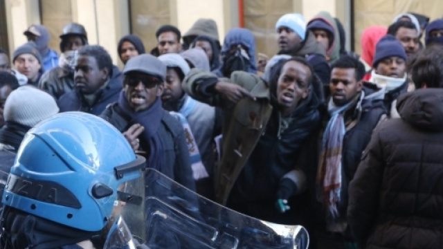 Firenze: manifestazione migranti di fronte alla Prefettura.