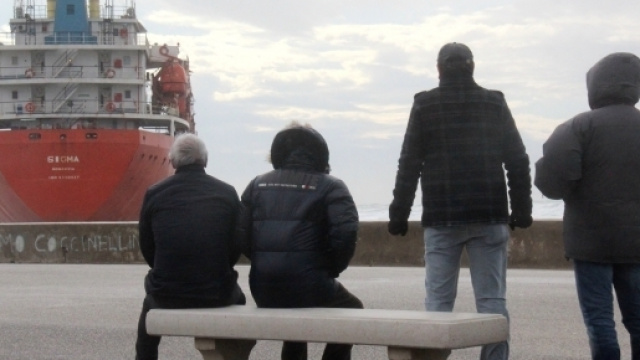 I livornesi guardano la nave incagliata