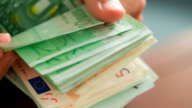 Irlanda, gli accreditano quasi ventimila euro per errore: giovane li spende tutti in droga