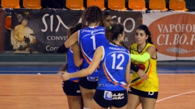 L'esultanza dopo un punto delle ragazze della Luvo Barattoli Arzano Volley.