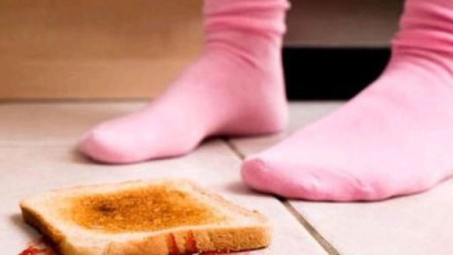 Raccogliere e mangiare o no il cibo appena caduto a terra?