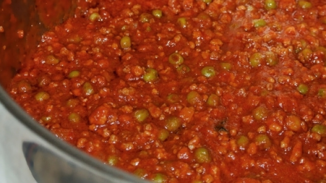 Rag&ugrave; di carne rosso-ottimo per pasta all'uovo o di grano duro