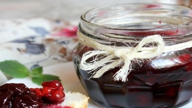vasetto di marmellata di ciliegie