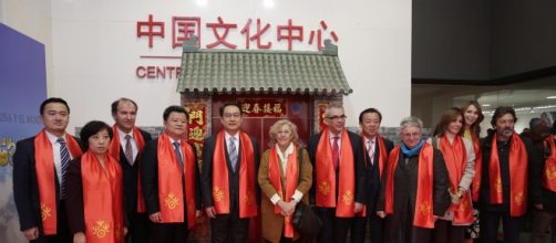 La alcaldesa de Madrid, Manuela Carmena, y a su derecha Lyu Fan, embajador de China en Espa&ntilde;a