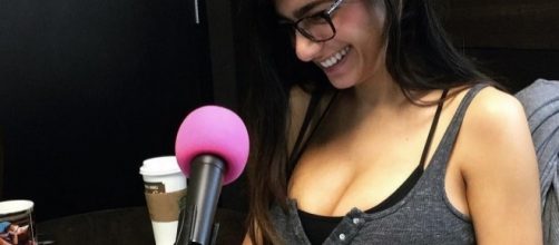 Mia Khalifa sempre deixa sua opini&atilde;o irreverente sobre alguns jogos