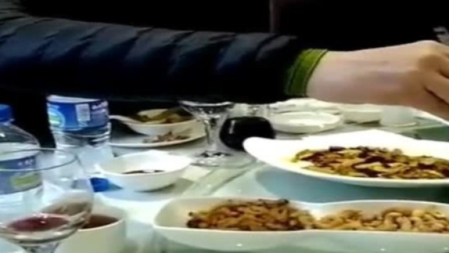Cina, Ciro Ferrara accantona la pizza e mangia vermi e api