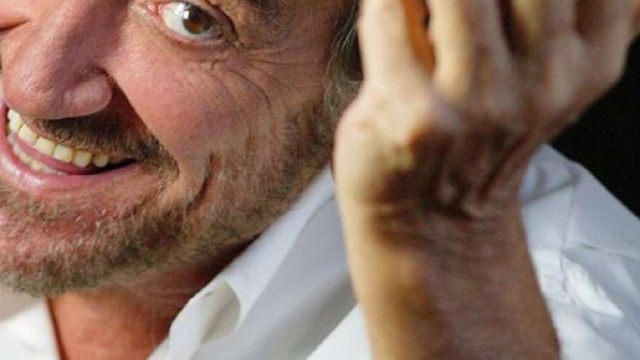 Gigi Proietti a teatro durante un suo spettacolo