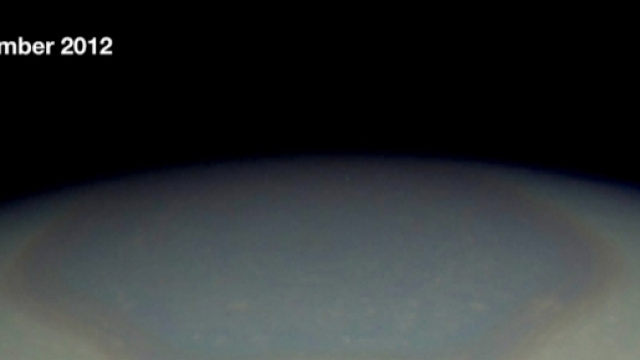 Le changement de couleur du p&ocirc;le Nord de Saturne apr&egrave;s 4 ans.