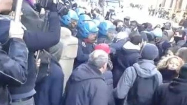 Migranti tentano di entrare in prefettura a Firenze, cariche della polizia