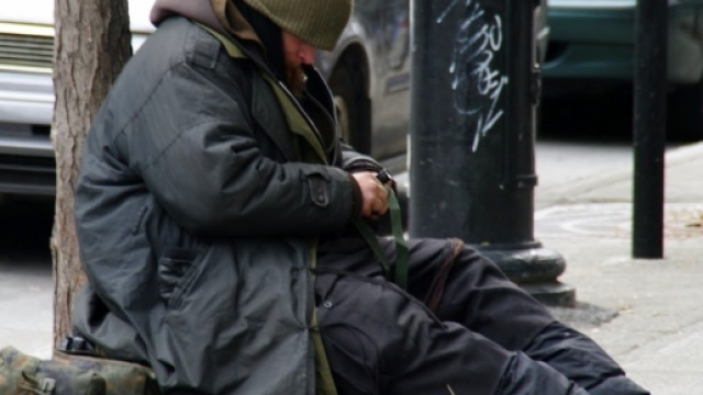 Clochard solo e disperato a Cagliari