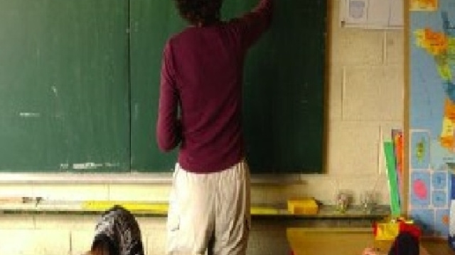 Tanti supplenti attendono lo stipendio.