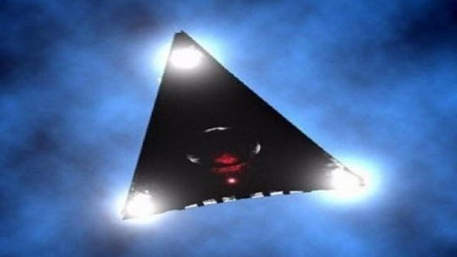 Un gigantesco Ufo nero, di forma triangolare, &egrave; stato avvistato in Cornovaglia.
